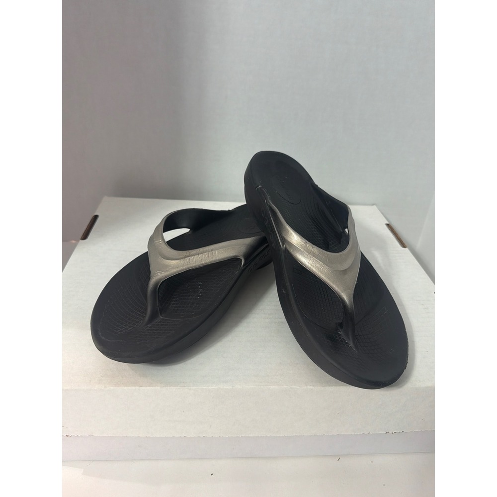 OOFOS OOlala Recovery Sandals Black Metallic Silver Thong Flip Flops Womens 11